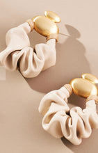 Load image into Gallery viewer, &quot;BAMBOO&quot; TAN LEATHER EARRINGS
