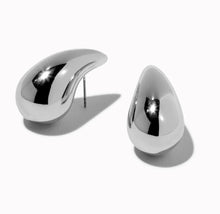 Load image into Gallery viewer, &quot;DROPLET TEAR “SILVER EARRINGS
